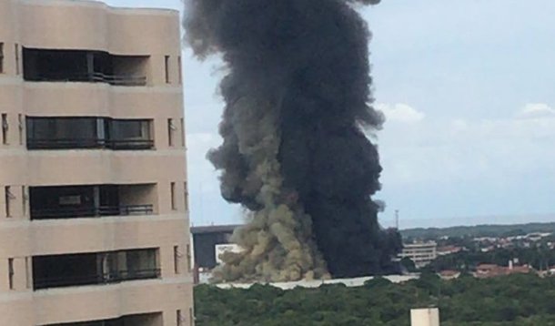 Um incêndio de grandes proporções está acontecendo neste momento no Centro de Distribuição dos Correios na Oliveira Paiva. Cerca de 4 viaturas dos Bombeiros estão no local. Não há informação de feridos; incêndio aconteceu em um galpão de triagem de objetos postais (cartas e encomendas como Sedex e PAC)