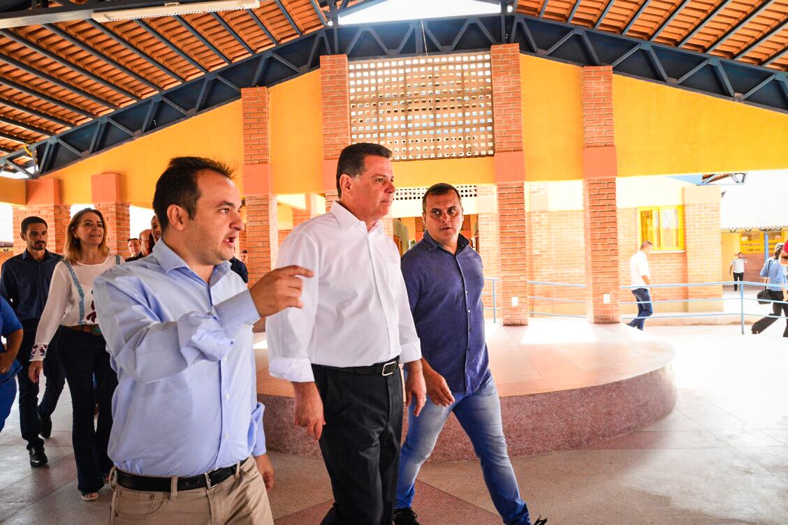 O governador Marconi Perillo entregará, até março, 31 escolas de Padrão Século XXI; com investimentos do programa Goiás na Frente, a ação faz parte de projeto do governo do Estado, executado pela Secretaria de Educação, que visa a implantação de 50 unidades em várias regiões de Goiás; Marconi já entregou na manhã desta quarta-feira (24) três unidades em Valparaíso e duas em Cidade Ocidental, ambas cidades do Entorno do Distrito Federal, e, conforme calendário, entregará outras 28 até março, à medida que as obras forem concluídas; investimento total do governo nessas escolas é de cerca de R$ 300 milhões
