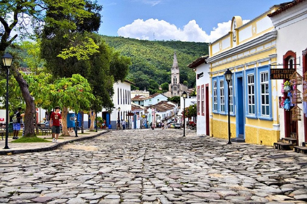 A geração de empregos em Goiás, impulsionada pelo caráter indutor das políticas públicas adotadas pelo governador Marconi Perillo na economia, voltou a ser destaque nacional. Na edição desta quinta-feira (22), o Jornal das 10, da GloboNews, informou que o Estado foi o segundo que mais criou vagas de trabalho com carteira assinada no setor de turismo em 2017; no total, foram 1.864 postos de saldo, ficando atrás apenas de São Paulo e à frente do Paraná (1.301) e Santa Catarina (1.092)