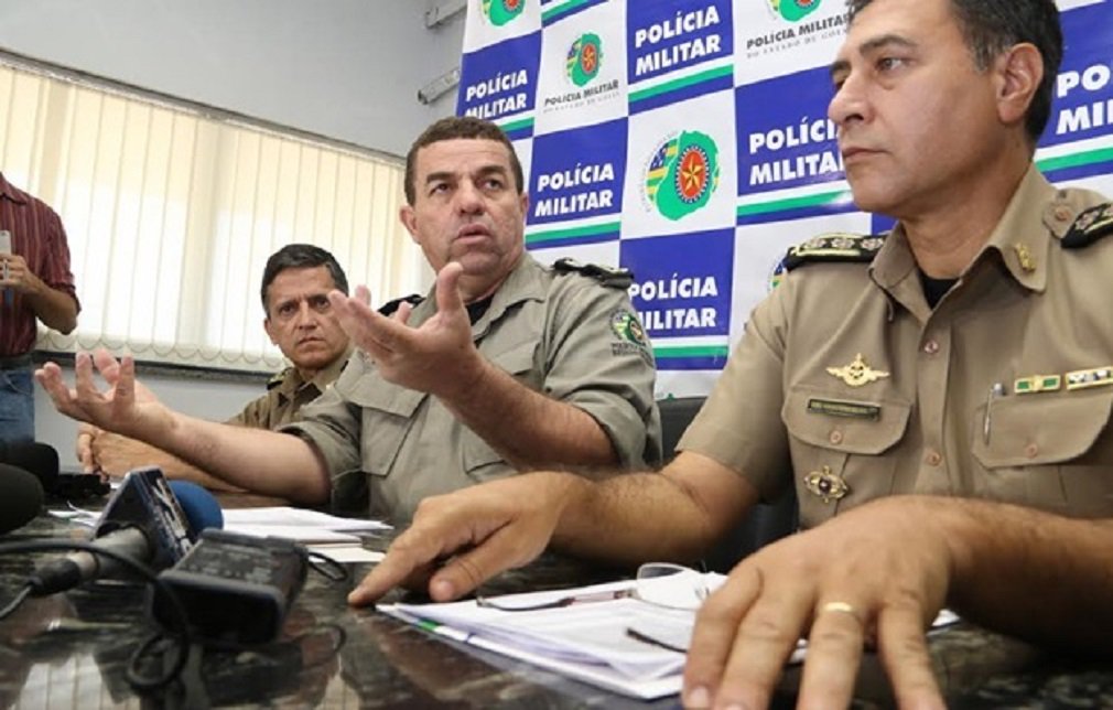 O comandante-geral da Polícia Militar de Goiás, coronel Divino Alves, publicou um vídeo nas redes sociais onde informa que deixará o cargo; no vídeo, o coronel ressalta que a decisão foi tomada pelo novo secretário de Segurança Pública, Irapuan Costa Junior, que deve tomar posse no próximo dia 6
