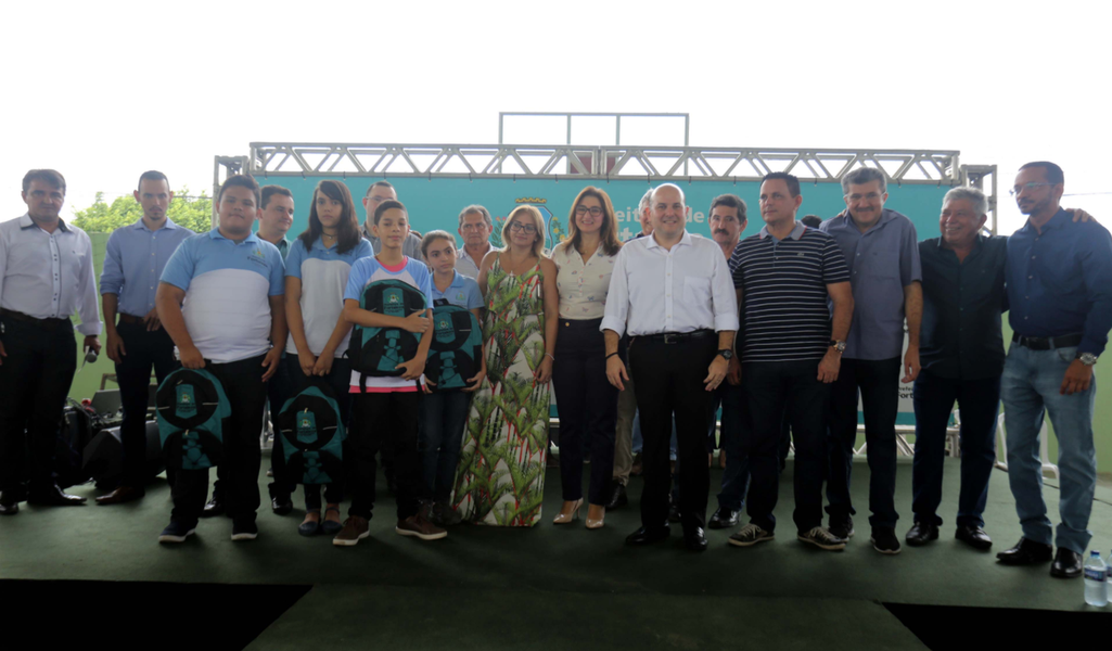 O prefeito Roberto Cláudio (PDT) deu início ao ano letivo de 2018 da Rede Municipal de Ensino nesta segunda-feira (29/01), na Escola Municipal Lirêda Facó, no bairro Bom Jardim. “Estamos iniciando o ano letivo e a boa notícia é que são mais de 32 mil novas matrículas. Só na educação infantil, são mais de 15 mil alunos na rede municipal, produto de uma expansão planejada, mas também de uma credibilidade que nossa rede pública passou a ter graças à bons trabalhos realizados”, afirmou