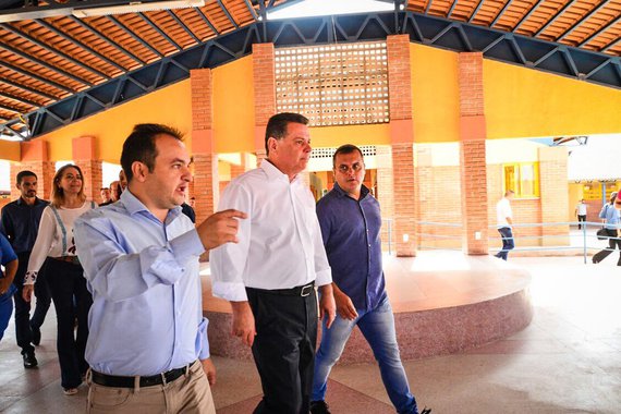 O governador Marconi Perillo entregará, até março, 31 escolas de Padrão Século XXI; com investimentos do programa Goiás na Frente, a ação faz parte de projeto do governo do Estado, executado pela Secretaria de Educação, que visa a implantação de 50 unidades em várias regiões de Goiás; Marconi já entregou na manhã desta quarta-feira (24) três unidades em Valparaíso e duas em Cidade Ocidental, ambas cidades do Entorno do Distrito Federal, e, conforme calendário, entregará outras 28 até março, à medida que as obras forem concluídas; investimento total do governo nessas escolas é de cerca de R$ 300 milhões