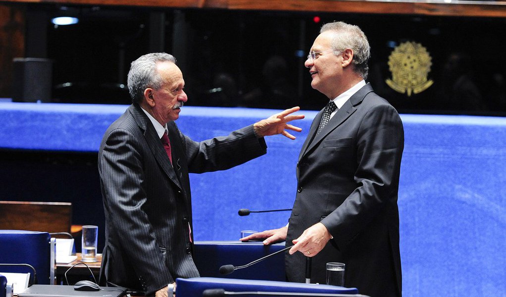 Os senadores Renan Calheiros (MDB-AL) e Benedito de Lira (PP-AL) votaram pela aprovação do decreto de intervenção na segurança do Rio de Janeiro, mas divergiram completamente na justificativa do voto; enquanto Benedito, aliado Michel Temer, defendeu o presidente das críticas, Renan afirmou que a intervenção “é um simulacro, isso é uma intervenção decorativa… Aliás, o presidente da República tem obsessão por coisas decorativas”