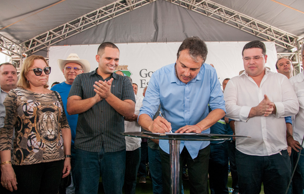 Em passagem por Croatá nesta sexta-feira (16), o governador Camilo Santana (PT) anunciou diversos investimentos na cidade. Entre eles estão uma miniareninha e R$ 2,2 milhões para a construção do estádio municipal, R$ 720 mil para a construção de uma rodovia, uma briquedopraça e uma nova viatura para a polícia