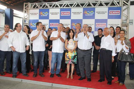 Em evento em Arapiraca, no Agreste alagoano, o senador Renan Calheiros (MDB) disse que o Brasil vive atualmente uma situação de excepcionalidade institucional, com o aviltamento do processo democrático; ele parte do princípio de que o que aconteceu com o julgamento do ex-Presidente Lula no TRF-4 representou um precedente “que não pode continuar no País. O fascismo judicial foi instituído no julgamento”; Calheiros questionou o fato de um juiz de primeira instância “usurpar a competência do Supremo Tribunal Federal (STF) e por isso defende a volta imediata do projeto que pune o abuso de autoridade para todos os poderes, incluindo o judiciário