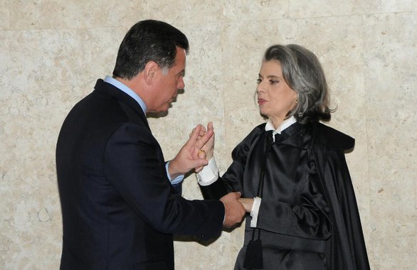 O governador Marconi Perillo solicitou à presidente do STF, ministra Cármen Lúcia, o agendamento, em caráter de emergência, de reunião com os governadores e o ministro da Justiça, Torquato Jardim, para discussão de medidas para a crise do sistema prisional brasileiro; Marconi telefonou para Cármen Lúcia para discutir e avaliar a crise nas unidades de detenção do País; a presidente do STF afirmou que marcará rapidamente o encontro; Perillo disse também que está propondo um debate um nacional com o ministro da Justiça sobre Segurança e o sistema de execução penal; “No dia e hora que ele desejar. Vou provar de onde parte o desleixo”, afirmou, acrescentando que o governo do Estado investiu R$ 3 bilhões na área em 2017, enquanto a União repassou a Goiás apenas R$ 30 milhões
