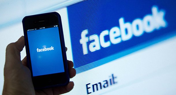 No segundo semestre do ano passado, o Congresso Nacional aprovou a reforma política que, dentre outras coisas, passou a permitir que nas eleições de 2018 os candidatos possam impulsionar conteúdo em plataformas como o Facebook, Twitter e em mecanismos de busca; isso significa que agora os políticos que estejam disputando cargos no Legislativo e no Executivo vão poder pagar para essas empresas para que suas publicações sejam exibidas para um maior número de pessoas ou sejam direcionadas a um grupo específico a partir de microdados coletados por essas plataformas e por outras empresas contratadas
