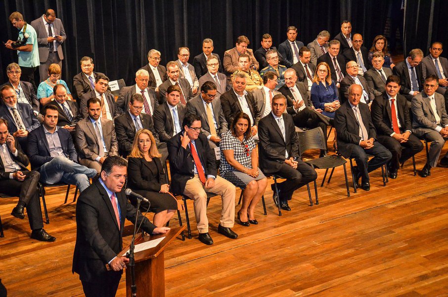 O vice-governador Zé Eliton dá mais um passo na formação da equipe que estará com ele, exclusivamente, a partir de abril, na função de governador do Estado de Goiás, com a desincompatibilização do governador Marconi Perillo; foram sete auxiliares empossados nesta primeira etapa, em solenidade realizada no Teatro Basileu França, em Goiânia, na manhã desta quinta-feira (1º); “Nós vamos dar continuidade ao processo de desenvolvimento e de modernização do nosso Estado”, disse Zé Eliton aos novos integrantes do governo e aos convidados; Goiás continua tendo a estrutura administrativa mais enxuta do Brasil, com apenas 10 secretarias