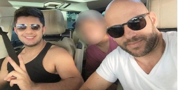 A juíza Patrícia Machado Carrijo, de Morrinhos, condenou Ronaldo Miranda Ribeiro a dois anos, sete meses e 15 dias de detenção, em regime aberto, pelo crime de homicídio culposo; Ronaldo Miranda conduzia o carro que se envolveu em um acidente vitimando o cantor sertanejo Cristiano Araújo e sua namorada, Allana Coelho Pinto de Morais, no dia 24 de junho de 2015; para a magistrada restou comprovada a autoria do crime, uma vez que Ronaldo Miranda tinha plena ciência sobre as condições precárias das rodas instaladas no veículo e do risco inerente da sua utilização no momento de sua condução. Patrícia Carrijo ressaltou que, neste caso, o acusado agiu nas três modalidades – imprudência, negligência e imperícia – previstas no Código Penal