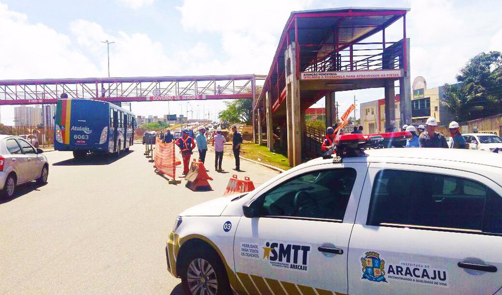 Com um estreitamento na saída do conjunto Sol Nascente devido à obra de interligação das avenidas Gasoduto e Rio de Janeiro, a Superintendência Municipal de Transportes e Trânsito (SMTT) de Aracaju está realizando trabalho de orientação dos condutores e organização do fluxo de veículos; todos os dias pelo menos uma dupla de profissionais está presente na área durante os horários de maior movimentação para garantir mobilidade 