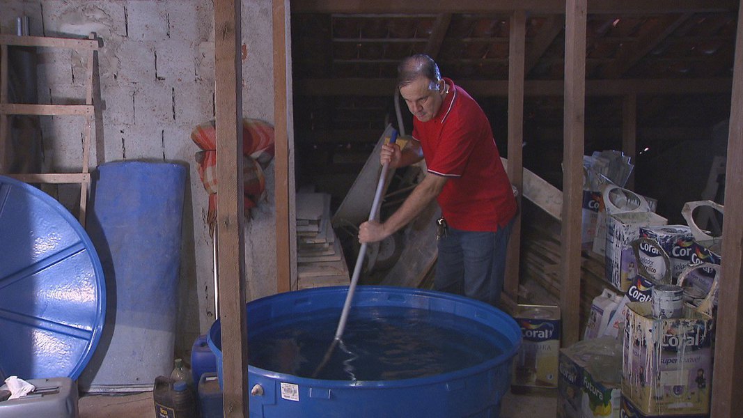 Segundo os moradores, um vazamento de esgoto na região é a causa do problema; a Companhia de Saneamento Ambiental (Caesb) nega haver qualquer incidente do tipo, mas reconhece que, eventualmente, podem haver resíduos quando ocorre o retorno da água em alguns locais