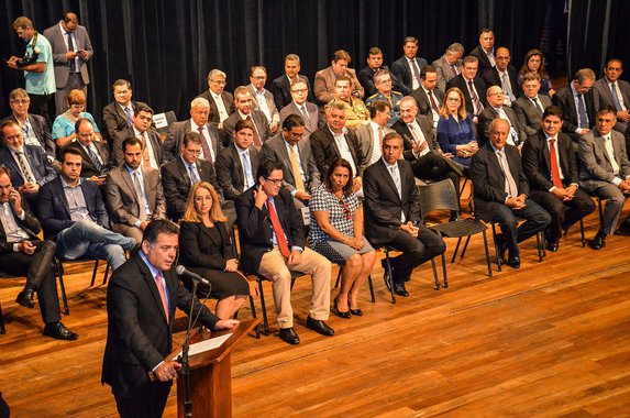 O vice-governador Zé Eliton dá mais um passo na formação da equipe que estará com ele, exclusivamente, a partir de abril, na função de governador do Estado de Goiás, com a desincompatibilização do governador Marconi Perillo; foram sete auxiliares empossados nesta primeira etapa, em solenidade realizada no Teatro Basileu França, em Goiânia, na manhã desta quinta-feira (1º); “Nós vamos dar continuidade ao processo de desenvolvimento e de modernização do nosso Estado”, disse Zé Eliton aos novos integrantes do governo e aos convidados; Goiás continua tendo a estrutura administrativa mais enxuta do Brasil, com apenas 10 secretarias