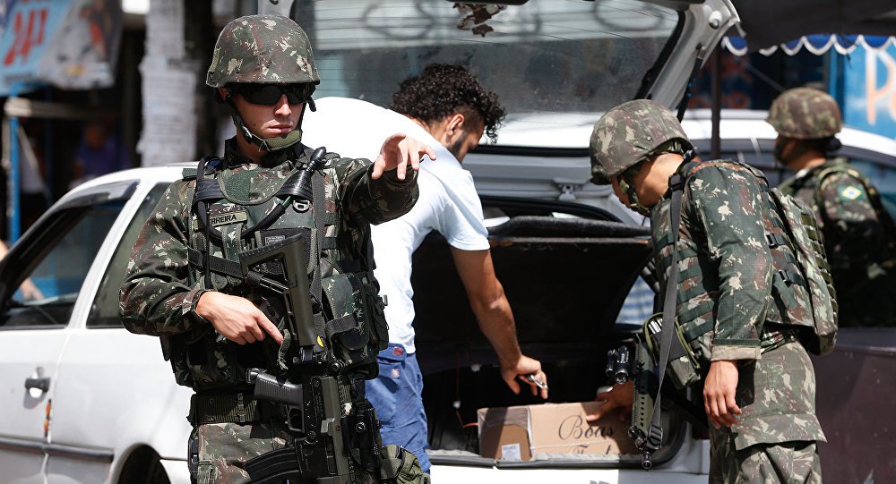 Para o antropólogo Paulo Storani, professor de Ciências Policiais da Faculdade Cândido Mendes ex-instrutor do Bope, a intervenção federal na Segurança Pública do Estado do Rio pode ser tática para desviar a atenção da opinião pública da reforma da Previdência ao mesmo tempo que a seduz; "Na semana anterior ao Carnaval havia um Plano Nacional de Segurança pronto para ser posto em prática, segundo as autoridades. Passado o Carnaval, o governo decreta intervenção federal na Segurança Pública do Estado do Rio. Isso leva a crer que esta pode ser uma tática diversionista do governo federal para atrair a opinião pública a seu favor", afirma
