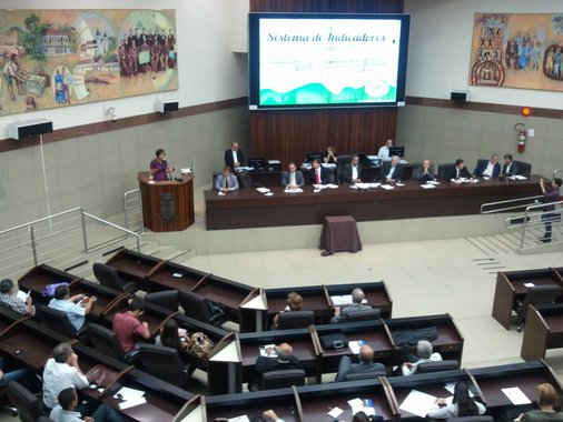 A Câmara Municipal de Belo Horizonte aprovou um reajuste de 10% nos salários dos servidores da casa, acima da inflação oficial registrada em 2017, que foi de 2,95%; aprovado em primeiro turno, o projeto precisa passar por nova votação no plenário e sanção do prefeito Alexandre Kalil (PHS) para entrar em vigor; dos 37 vereadores presentes na votação, apenas cinco votaram de forma contrária a proposta