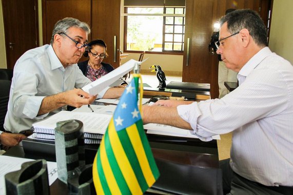 O governador Marconi Perillo reuniu na tarde deste sábado de carnaval (10), em Pirenópolis, a direção das novas Televisão Brasil Central (TBC) e Rádio Brasil Central (RBC) para definir ações estratégicas que garantam a continuidade das inovações implantadas pela gestão do presidente João Bosco Bittencourt; Marconi recebeu João Bosco, o vice Paulo Valério e a Diretora de Jornalismo, Abadia Lima, no final da manhã; "Foi uma reunião muito produtiva, em que conversamos sobre todos os assuntos que estão em pauta nessa gestão, sobre todos os programas e o planejamento daqui para frente para a Televisão Brasil Central (TBC), para a Rádio Brasil Central (RBC) e para a ABC de uma forma geral", disse Marconi