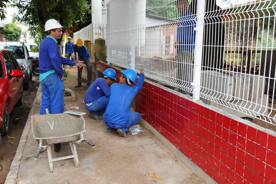 Segundo o diretor do Hospital Regional Materno Infantil, Reginaldo Nascimento, o hospital foi construído há quase 40 anos e essa é a primeira obra desse porte realizada no local; orçada em R$ 7,2 mi, a reforma vai garantir assistência de maior qualidade durante o pré-natal, o parto e pós-parto nos cerca de 7 mil atendimentos mensais, distribuídos entre os 40 municípios do Sul do Maranhão e dos estados do Pará e Tocantins