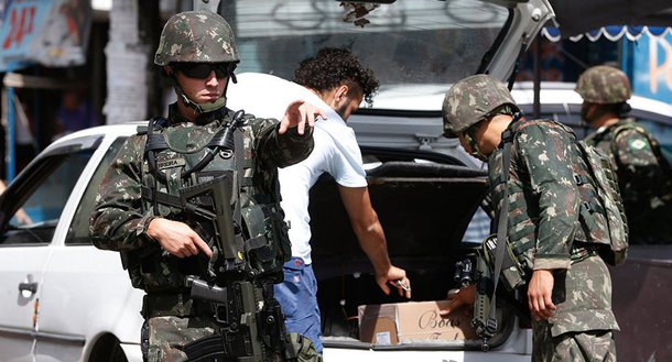 Para o antropólogo Paulo Storani, professor de Ciências Policiais da Faculdade Cândido Mendes ex-instrutor do Bope, a intervenção federal na Segurança Pública do Estado do Rio pode ser tática para desviar a atenção da opinião pública da reforma da Previdência ao mesmo tempo que a seduz; "Na semana anterior ao Carnaval havia um Plano Nacional de Segurança pronto para ser posto em prática, segundo as autoridades. Passado o Carnaval, o governo decreta intervenção federal na Segurança Pública do Estado do Rio. Isso leva a crer que esta pode ser uma tática diversionista do governo federal para atrair a opinião pública a seu favor", afirma