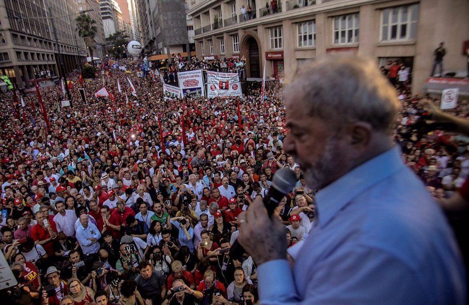 É hora de debater com o povo e mobilizá-lo para novas formas de luta, algumas ainda não testadas no Brasil, como a desobediência civil