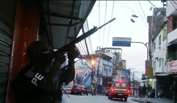 Um menino de 4 anos foi baleado na noite de ontem (7), na comunidade da Linha, em São Gonçalo, região metropolitana do Rio de Janeiro; a criança estava com o pai na rua, quando foi atingida; o menino foi socorrido e levado ao Hospital Estadual Alberto Torres, também em São Gonçalo; a Polícia Militar negou que tivesse feito uma operação policial naquela comunidade na hora em que o menino foi atingido