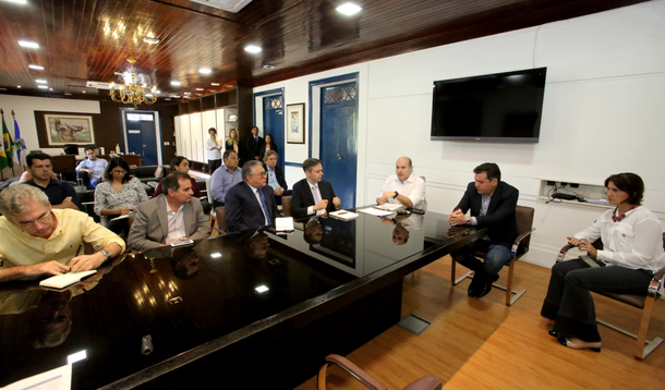 O prefeito Roberto Cláudio (PDT) apresentou os potenciais de Fortaleza para representantes do Banco de Desenvolvimento da América Latina, em encontro nesta segunda (26), no Paço Municipal. A instituição será a responsável por financiar R$ 250 milhões para uma série de ações do programa Fortaleza Cidade com Futuro. "É muito importante para Fortaleza ter essa parceria com o CAF. Se todos os trâmites acontecerem sem problemas, podemos assinar o financiamento durante o Seminário de Inovação em Políticas Públicas para as cidades que acontecerá em março”, destacou RC