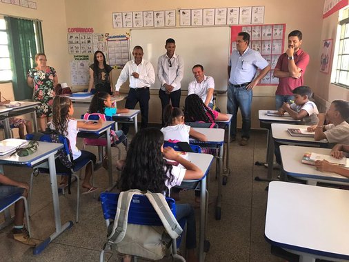 O bom relacionamento do prefeito Wilton Barbosa (PSDB) com o vice-governador José Eliton (PSDB) permitiu à prefeitura de Posse tirar 180 alunos de salas de aula improvisadas na zona rural do município; esses estudantes, a partir desta segunda-feira, usarão a estrutura física da escola estadual do povoado de Nova Vista (que também fica em Posse); Wilton visitou a escola na tarde desta segunda para desejar um 2018 produtivo e para anunciar que a prefeitura instalará aparelhos de televisão em todas as salas