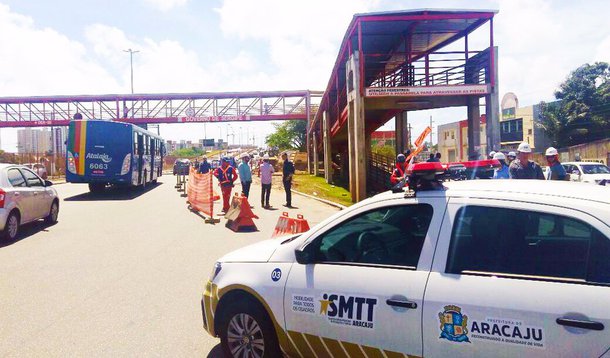 Com um estreitamento na saída do conjunto Sol Nascente devido à obra de interligação das avenidas Gasoduto e Rio de Janeiro, a Superintendência Municipal de Transportes e Trânsito (SMTT) de Aracaju está realizando trabalho de orientação dos condutores e organização do fluxo de veículos; todos os dias pelo menos uma dupla de profissionais está presente na área durante os horários de maior movimentação para garantir mobilidade 