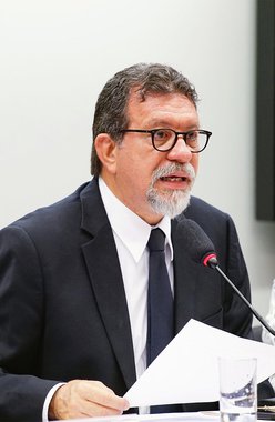 
O deputado federal Afonso Florence (PT-BA) afirmou que qualquer decisão judicial que venha a impedir o ex-presidente Lula de disputar a eleição presidencial de outubro caracterizará um momento de exceção na vida política brasileira; segundo ele, "impedir a candidatura de Lula é fraude eleitoral, é adotar no Brasil um regime de exceção"; "Em momento algum do processo contra Lula, ficou provado que o apartamento lhe pertence ou que ele tenha recebido o imóvel como vantagem indevida", frisou
