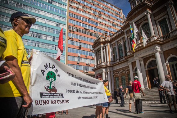 O Movimento de Lutas nos Bairros, Vilas e Favelas (MLB) se reuniu em frente ao Paço Municipal nesta sexta-feira (9) para protestar contra a falta de políticas assistenciais de moradia em Porto Alegre; o ato foi motivado pela resistência de um grupo de 14 famílias que se refugiaram em frente à Prefeitura pressionando o governo por moradias definitivas