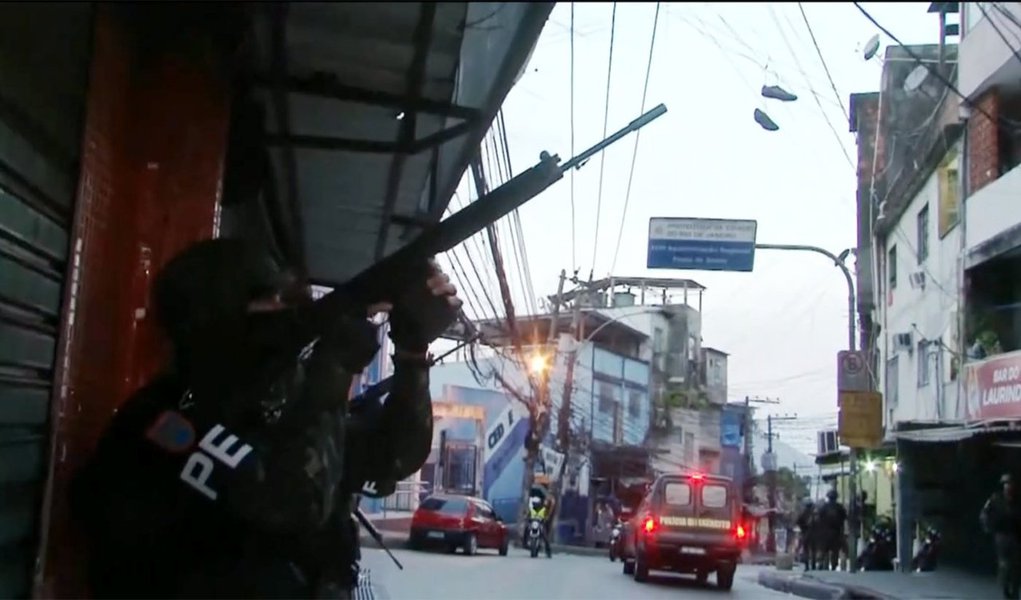 Um menino de 4 anos foi baleado na noite de ontem (7), na comunidade da Linha, em São Gonçalo, região metropolitana do Rio de Janeiro; a criança estava com o pai na rua, quando foi atingida; o menino foi socorrido e levado ao Hospital Estadual Alberto Torres, também em São Gonçalo; a Polícia Militar negou que tivesse feito uma operação policial naquela comunidade na hora em que o menino foi atingido