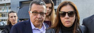 O ministro do STF Edson Fachin determinou a transferência para a União de R$ 71 milhões que o casal de publicitários João Santana e Mônica Moura devolveu como parte do acordo de colaboração premiada firmado na Operação Lava Jato; o valor é consequência da conversão dos US$ 21,6 milhões equivalentes ao saldo existente na conta bancária no exterior mantida pelo casal; segundo o ministro relator, as informações trazidas pelos delatores na colaboração "revelam grandes tratativas financeiras ilícitas envolvendo manipulação de valores por meio de caixa dois durante campanhas eleitorais, em âmbito nacional e internacional"