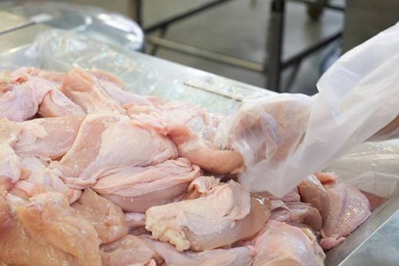 O Ministério da Agricultura suspendeu, de forma preventiva, as exportações de carne de frango das três frigoríficos da BRF envolvidas na Operação Trapaça: Mineiros (GO), Rio Verde (GO) e Carambeí (PR); a empresa de alimentos, formada pela fusão de Sadia e Perdigão, tem 35 fábricas e foi alvo da operação por causa de supostas fraudes na venda de carne; o grupo teria escondido a existência da bactéria Salmonella pullorum em 46 mil aves numa fábrica da gigante do ramo de alimentação, adulterou um composto vitamínico dado aos frangos e fraudou resultados de laboratório; os embarques de frango foram interrompidos para 12 destinos, incluindo União Europeia