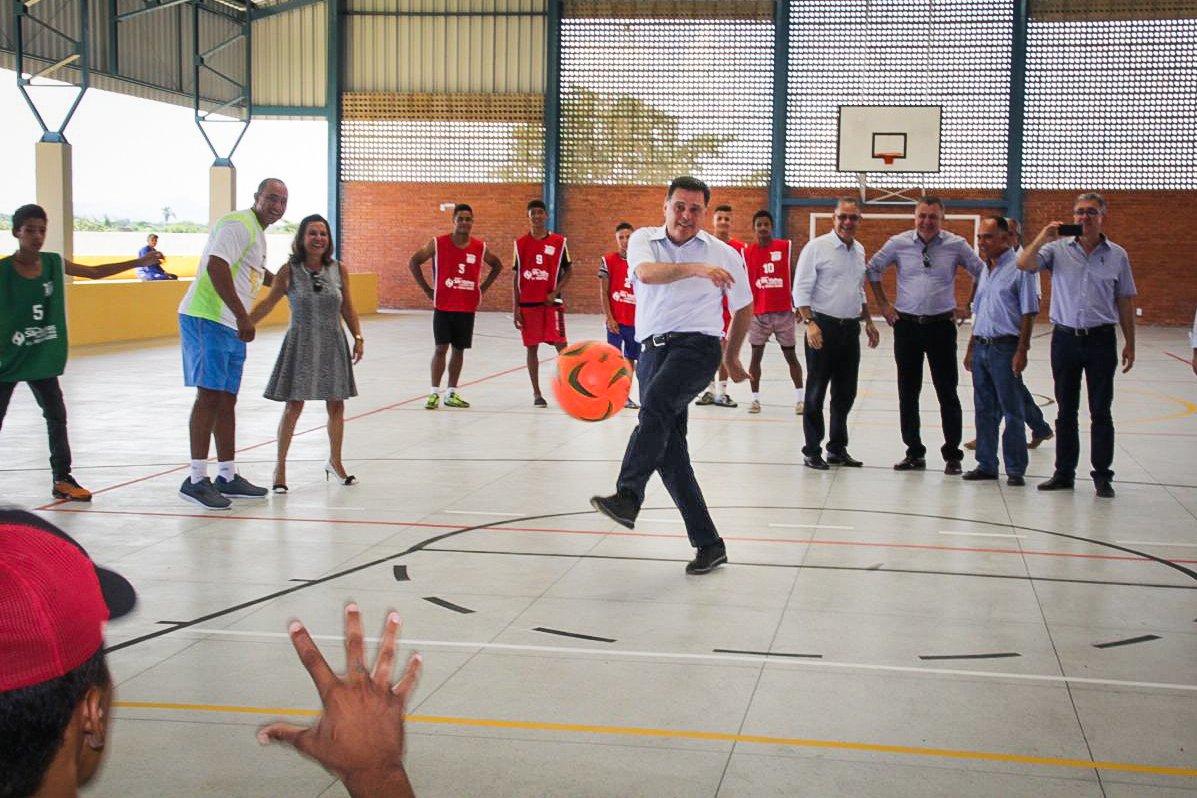 O governador Marconi Perillo inaugurou, nesta terça-feria (6), mais uma Escola Padrão Século XXI, agora em Santa Rosa, Distrito de Formosa; os estudantes, familiares e profissionais da educação compartilharam com o governador e a secretaria da Educação, Cultura e Esporte (Seduce), Raquel Teixeira, a alegria de serem agraciados com "uma escola de primeiro mundo", com toda estrutura necessária para atividades escolares, extra-curriculares, físicas e para receber a comunidade em "casamentos, aniversários e festas típicas", frisou Marconi