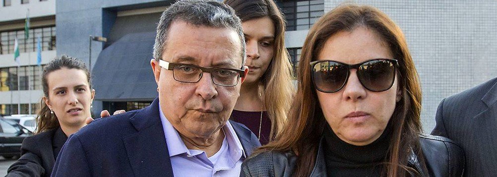 O ministro do STF Edson Fachin determinou a transferência para a União de R$ 71 milhões que o casal de publicitários João Santana e Mônica Moura devolveu como parte do acordo de colaboração premiada firmado na Operação Lava Jato; o valor é consequência da conversão dos US$ 21,6 milhões equivalentes ao saldo existente na conta bancária no exterior mantida pelo casal; segundo o ministro relator, as informações trazidas pelos delatores na colaboração "revelam grandes tratativas financeiras ilícitas envolvendo manipulação de valores por meio de caixa dois durante campanhas eleitorais, em âmbito nacional e internacional"