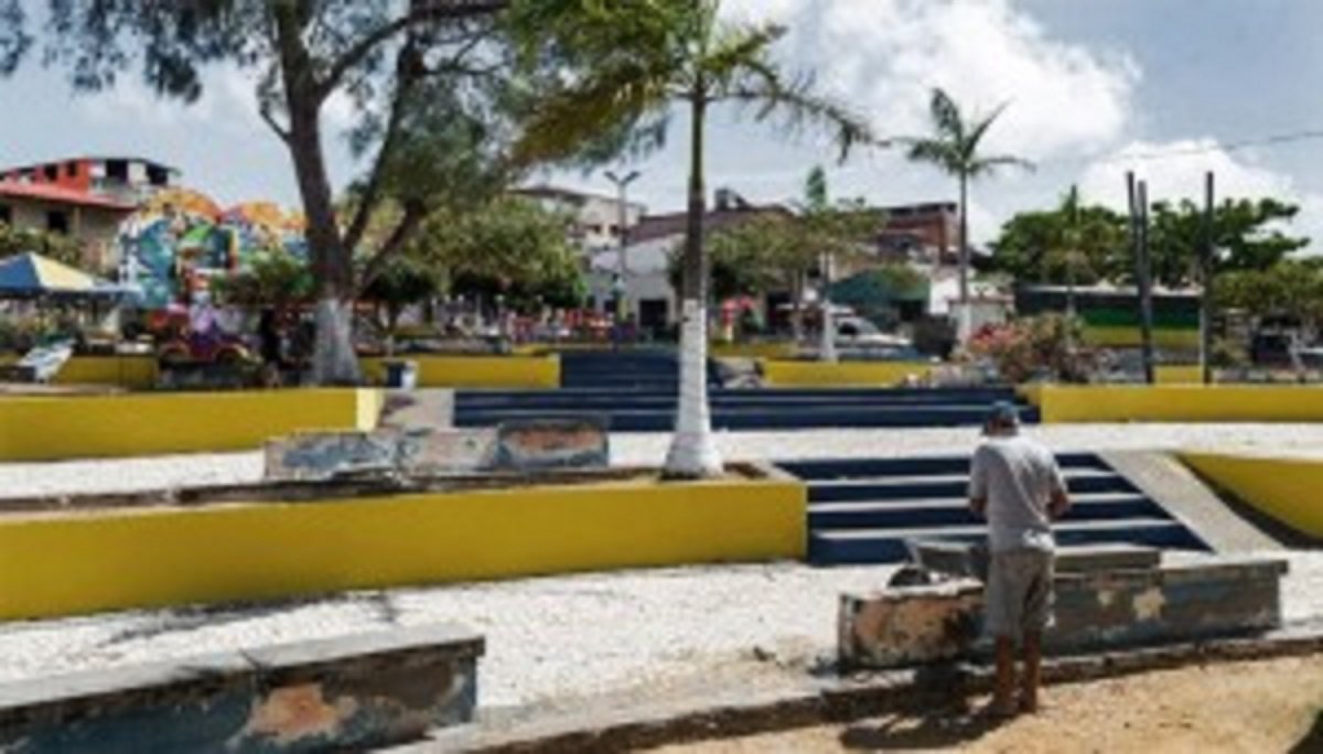 O Ministério Público do Estado do Ceará (MPCE) ajuizou uma ação civil pública por ato de improbidade administrativa contra o prefeito Marcos Henrique Ferreira do Prado (PSDB), de Trairi, pelo uso de cores partidárias extraoficiais nos prédios, praças e eventos públicos. A ação pede que o prefeito se abstenha de realizar qualquer ato público utilizando-se das cores de seu partido, bem como interrompa imediatamente a pintura de qualquer prédio ou espaço público com as cores azul e amarelo, sob pena de pagamento de multa no valor de R$ 5.000,00 para cada evento público e R$ 10.000,00 para cada prédio público pintado