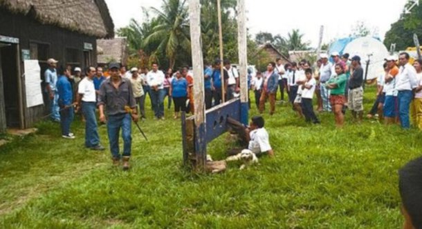 Moradores de uma comunidade em San Buenaventura, ao Norte de La Paz, na Bolívia, amarraram o prefeito da cidade a um instrumento de tortura conhecido como berlinda, usado na Idade Média, acusando-o de não cumprir promessas da campanha eleitoral; Javier Delgado teve a perna direita presa à berlinda por habitantes de San José de Uchupiamonas, situada a 50 km da prefeitura de San Buenaventura
 