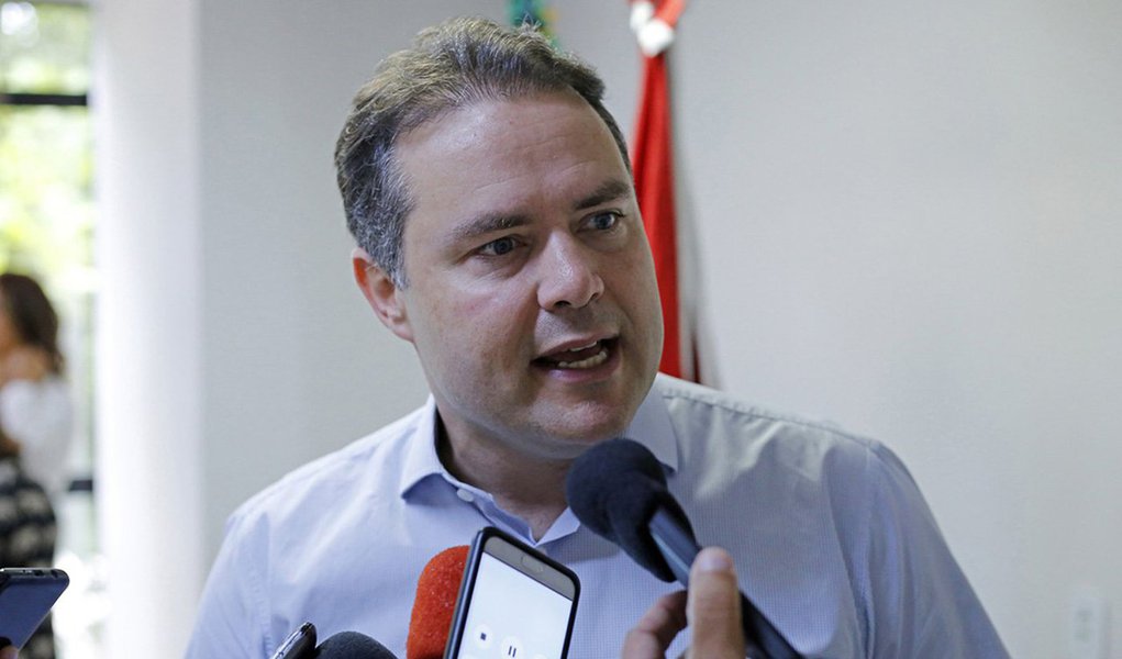 Presença certa no encontro de governadores do Nordeste, no Piauí, para avaliar as ofertas do governo federal no combate à criminalidade nos estados da federação, o governador Renan Filho (MDB) acredita que a maioria dos governadores também acharão as propostas do governo federal “insuficientes”; para ele, Michel Temer apresenta planos abaixo das necessidades e cita a linha de financiamento ofertada que gera endividamento dos Estados, que já atravessam problemas orçamentários e possuem dívidas