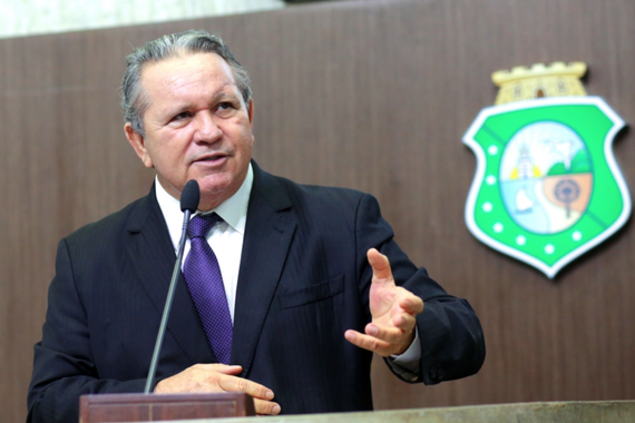 Em pronunciamento na Assembleia Legislativa nesta sexta-feira (2), o deputado Tomaz Holanda (PPS) esclareceu que não houve “aliança” do governador Camilo Santana (PT) com o presidente do Senado Federal, Eunício Oliveira (MDB-CE) em relação à intervenção de forças federais no Ceará. “Isso quem destacou foi o ministro da Segurança Nacional, Raul Jungmann, que ressaltou na matéria da Agência Brasil que a situação no Ceará não pode ser comparada com a do Rio de Janeiro. Não tem nada a ver com essa aliança política para essa questão da segurança pública”, assegurou