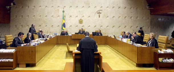 A segunda turma do STF deve analisar, na próxima terça-feira (20), o habeas corpus coletivo para presas preventivas grávidas ou que tenham filhos de até 12 anos, impetrado pela Defensoria Pública da União e por um coletivo de defensores públicos e entidades de direitos humanos, motivado pelo beneficio concedido a ex-primeira dama do Rio de Janeiro, Adriana Ancelmo. Esta semana, mais um caso colocou o assunto em discussão quando um bebê recém-nascido passou dois dias em uma cela de delegacia junto com a mãe, que estava cumprindo prisão preventiva por porte de 86 gramas de maconha