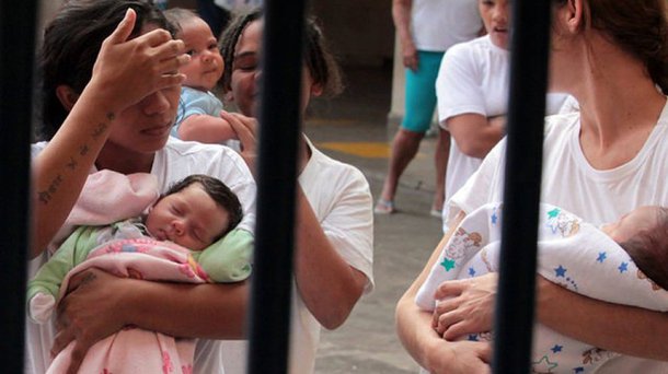 Cerca de 74 internas do Sistema Penitenciário Feminino de Alagoas devem cumprir a pena em casa após a decisão do Supremo Tribunal Federal (STF) em que mulheres grávidas ou com filhos de até 12 anos terão o direito de deixar a cadeia e cumprir prisão domiciliar até seus respectivos casos serem julgados; número representa um terço do total de presidiárias, que é de 220; decisão deve ser cumprida pela secretaria, mas ainda não há informação de quando isso deve ocorrer