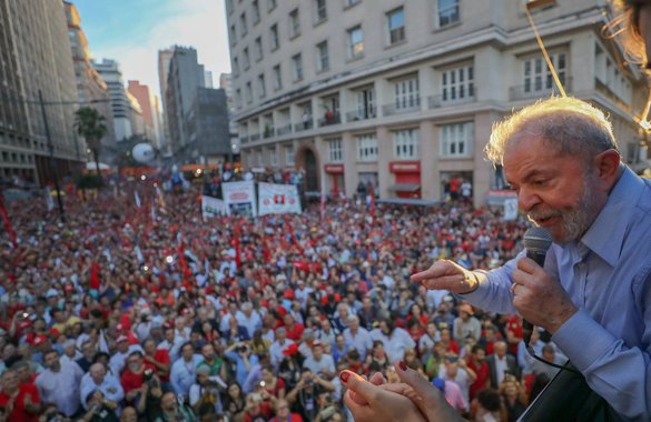 Sem provas para condenar Lula, o julgamento se baseou em acusações políticas e que o apoio ao ex-presidente vai continuar, afirma o deputado federal Zeca Dirceu (PT-PR); o deputado, com outras lideranças políticas e sociais, participam de ato a favor do ex-presidente Lula na Praça da República, em São Paulo, ainda nesta quarta (24)