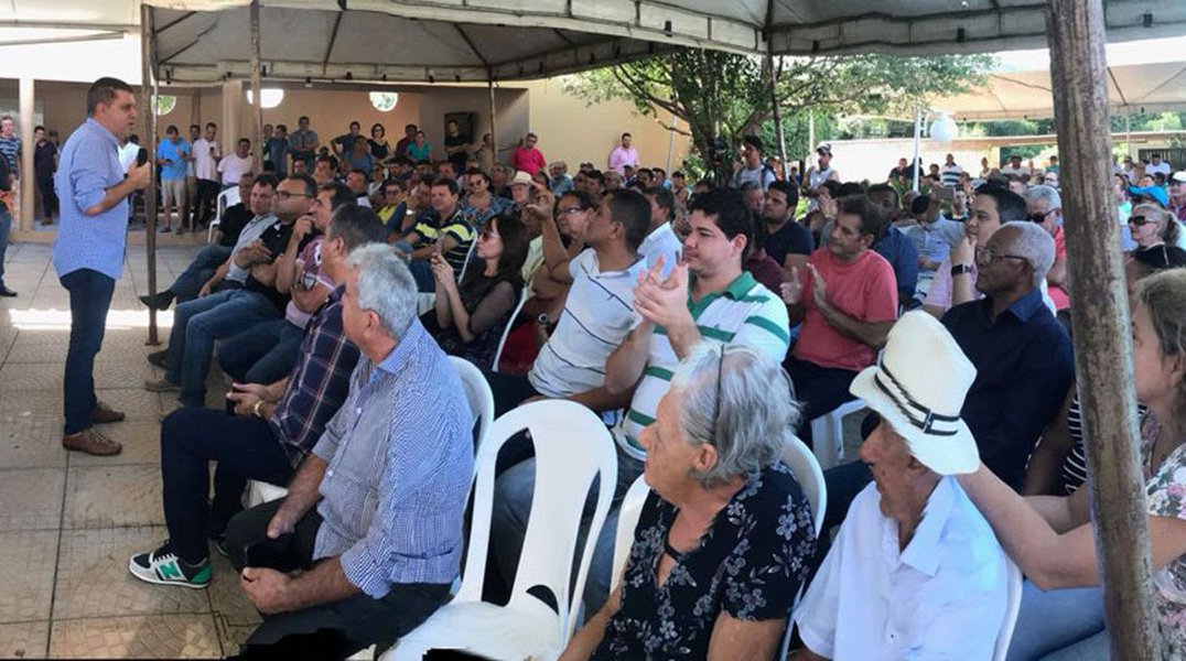 Em reunião com líderes políticos e de setores produtivos em Miracema, o prefeito licenciado de Palmas e pré-candidato a governador, Carlos Amastha (PSB), destacou a necessidade de mudanças das relações entre poderes para fortalecer os municípios: “A economia brasileira se movimenta nos municípios. A saída para a crise está no fortalecimento dos municípios. O modelo de gestão que aí está deve ser revisto”, declarou o prefeito licenciado de Palmas
