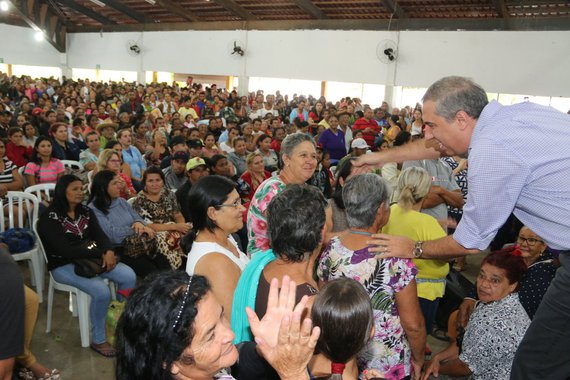  O Renda Cidadã, criado pelo governo de Goiás, e que até agora beneficiava cerca de 70 mil famílias, foi ampliado dentro do Goiás na Frente Terceiro Setor-Social, e atenderá 100 mil assistidos; após passar por reestruturação, a iniciativa elevou ainda o valor do repasse, que era de R$ 80 e passou para R$ 100; “Essa agenda é voltada para a cidadania”, afirma o vice-governador Zé Eliton, coordenador-geral do programa; “A meta é zerar, até o final 2018, o número de famílias em situação de vulnerabilidade social no estado”, diz Eliton