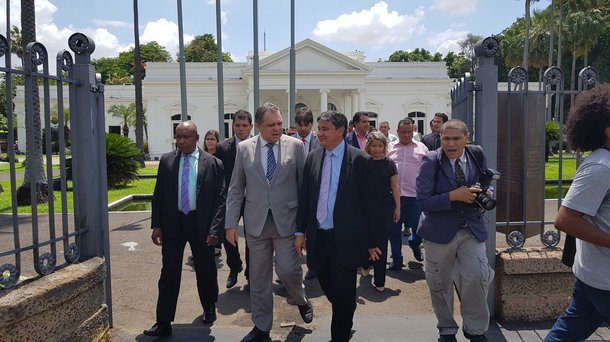 O governador Wellington Dias e o secretário de Estado da Saúde, Florentino Neto, lançaram um novo programa de modernização da rede hospitalar estadual, o Renova Saúde; com mais de R$ 12 milhões investidos em sua primeira etapa, a ação vai equipar os hospitais públicos do interior com instrumentos de ponta, facilitando o acesso a cirurgias mais modernas; no lançamento da ação, Dias agradeceu o trabalho da Secretaria de Saúde (Sesapi) que apresentou o projeto nos editais do Ministério da Saúde e a integração com a Bancada Federal do Piauí; “Nós estamos tratando da modernização da Saúde. Teremos equipamentos que vão permitir exames, cirurgias, que antes só eram feitas em Teresina e agora serão feitos em outras regiões do estado”, disse Wellington