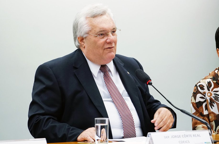 O deputada federal Jorge Corte Real (PE) é um dos nomes cotados do PTB para assumir o Ministério do Trabalho, após a legenda desistir de indicar a deputada federal Cristiane Brasil (PTB-RJ) para a pasta. A possibilidade de a parlamentar assumir o cargo causou grande desgaste ao governo Temer; Cristiane enfrenta processos na Justiça do Trabalho, teve o nome incluído no Banco Nacional de Devedores Trabalhistas (BNDT) e é suspeita de associação ao tráfico; além do parlamentar pernambucano, o deputado federal Alex Canziani (PR) é outro nome cogitado pelo PTB para assumir a pasta