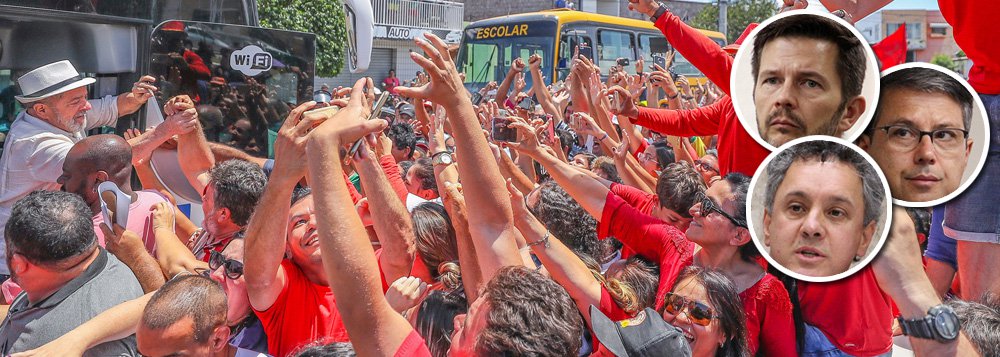 Não é o ex-presidente Luiz Inácio Lula da Silva que estará sendo julgado, no próximo dia 24, em Porto Alegre, por reformas num apartamento que não lhe pertence e nunca lhe pertenceu. Quem estará sendo julgado por três desembargadores gaúchos – João Pedro Gebran, Victor Laus e Leandro Paulsen – é a própria democracia brasileira, já ferida por um impeachment sem crime de responsabilidade em 2016, que permitiu a substituição de uma presidente honesta pela seleção brasileira da corrupção, e que poderá ser enterrada de vez, caso os eleitores sejam impedidos de votar no personagem que hoje lidera todas as pesquisas de intenção de voto