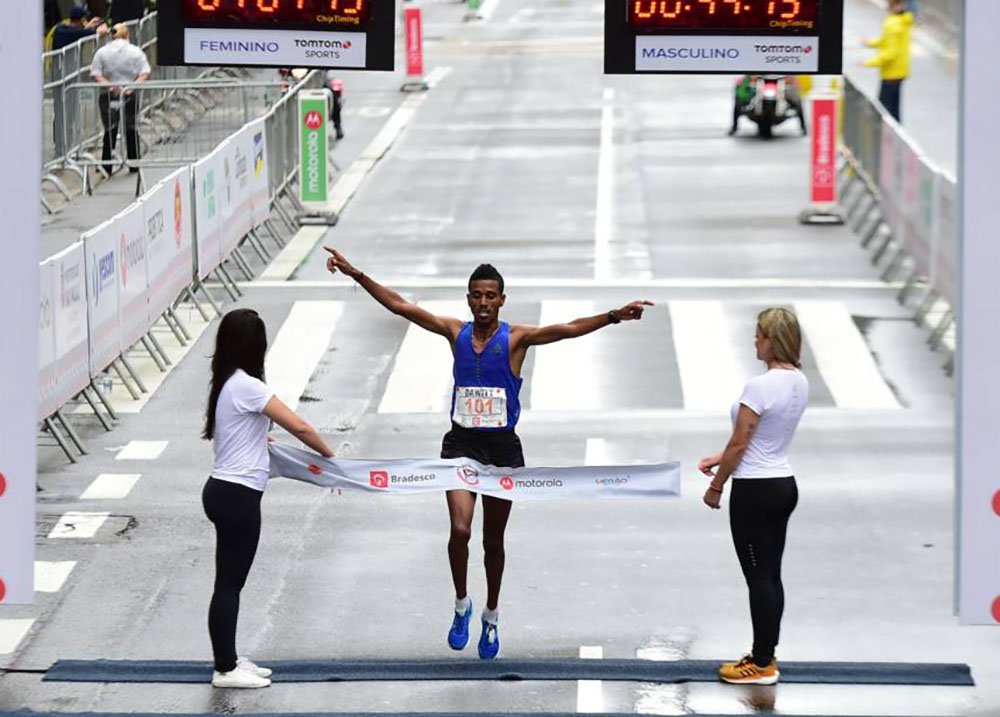 Africanos dominaram a 93ª edição da tradicional Corrida de São Silvestre, realizada em São Paulo; Brasil teve a sua pior colocação desde 2011, sem conseguir que nenhum atleta subisse ao pódio; ganhador da corrida foi o etíope Dawitt Admasu, 31, que percorreu o percurso em 44min15s; Ederson Vilela foi o brasileiro que obteve a melhor colocação e chegou em 11º lugar; na prova feminina, a queniana Flomena Cheyech completou os 15 quilômetros do circuito com o tempo de 50min18; brasileira foi Joziane Cardoso terminou a prova com a décima colocação