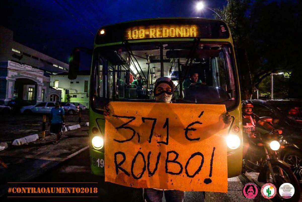 Representantes do Diretório Central dos Estudantes da UFPI tentaram invadir a reunião do Conselho Municipal de Transporte Público, na sede da Strans, onde estava em votação a proposta de reajuste da tarifa dos transportes públicos para 2018, mas foram impedidos pela Polícia Militar. O DCE deve entrar na justiça para anular a reunião. Mais cedo, os estudantes realizaram um ato público contra o aumento da passagem, em frente à STRANS. A passagem de transporte coletivo em Teresina, em 2018, pode passar de R$ 3,30 para R$ 3,71, - um aumento de R$ 0,41. Já a tarifa para estudante pode ser descongelada de R$ 1,05 para R$ 1,18