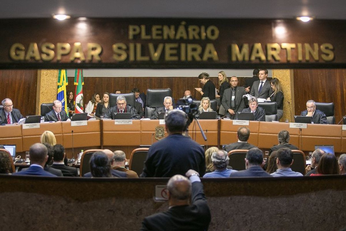 Somando gastos nos três poderes, além de outras instituições como Ministério Público e o próprio TCE, a despesa com pessoal em 2017 chegou a R$ a 54,9% da receita corrente líquida; o número poderia dificultar a adesão do RS ao Regime de Recuperação Fiscal, que exige gastos de 70%; nos números do governo de José Ivo Sartori (MDB), os gastos chegariam a 73% de despesas em cima da receita líquida 