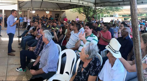 Em reunião com líderes políticos e de setores produtivos em Miracema, o prefeito licenciado de Palmas e pré-candidato a governador, Carlos Amastha (PSB), destacou a necessidade de mudanças das relações entre poderes para fortalecer os municípios: “A economia brasileira se movimenta nos municípios. A saída para a crise está no fortalecimento dos municípios. O modelo de gestão que aí está deve ser revisto”, declarou o prefeito licenciado de Palmas