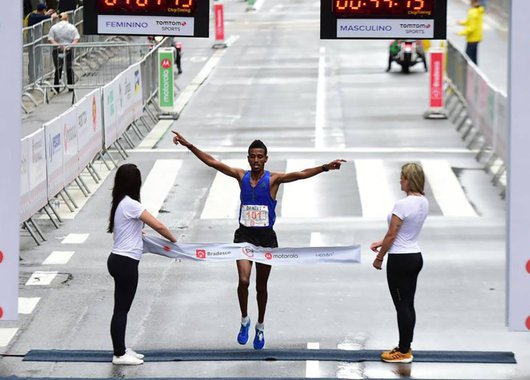 Africanos dominaram a 93ª edição da tradicional Corrida de São Silvestre, realizada em São Paulo; Brasil teve a sua pior colocação desde 2011, sem conseguir que nenhum atleta subisse ao pódio; ganhador da corrida foi o etíope Dawitt Admasu, 31, que percorreu o percurso em 44min15s; Ederson Vilela foi o brasileiro que obteve a melhor colocação e chegou em 11º lugar; na prova feminina, a queniana Flomena Cheyech completou os 15 quilômetros do circuito com o tempo de 50min18; brasileira foi Joziane Cardoso terminou a prova com a décima colocação